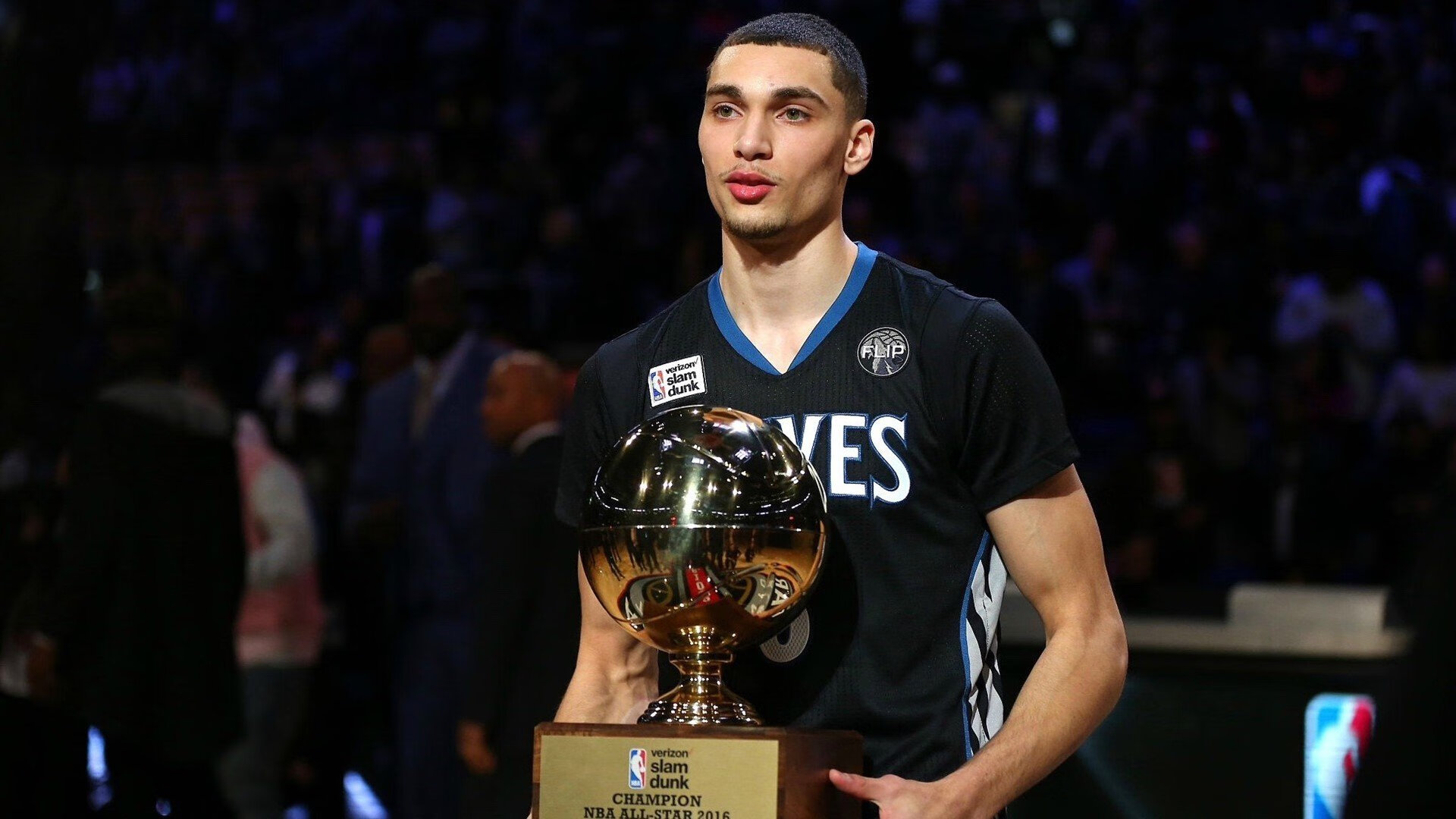 JiuyouAPP下载-球迷狂热：现场氛围最震撼的比赛回顾，球迷视频